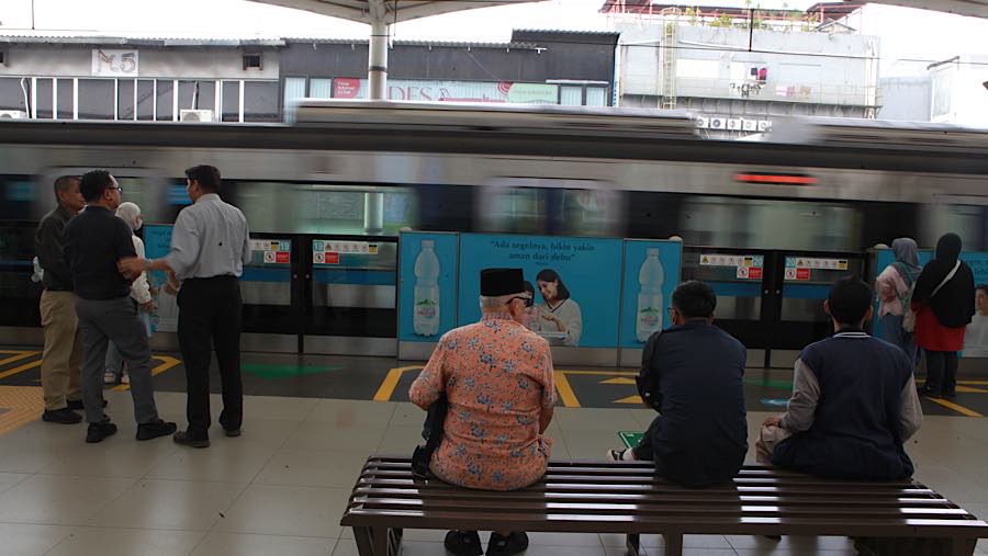 Calon penumpang menunggu MRT di Stasiun MRT Blok M, Jakarta, Senin (22/6/2026). (Bloomberg Technoz/Andrean Kristianto)