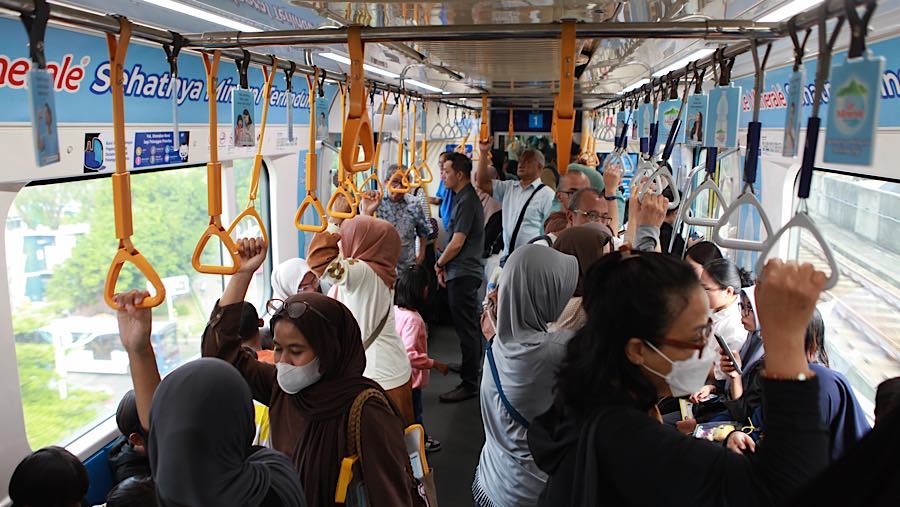 Berbagai fasilitas mulai dari tarif transportasi umum Rp1, akses gratis ke sejumlah tempat wisata, hingga penggunaan fasilitas olahraga tanpa biaya.
