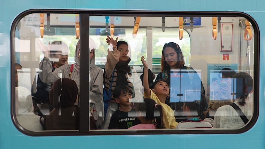 Penumpang berada di dalam gerbong MRT di Jakarta, Senin (22/6/2026). (Bloomberg Technoz/Andrean Kristianto)