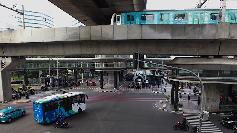 Masyarakat dapat menikmati tarif Rp1 untuk layanan transportasi umum yang dikelola pemerintah daerah, yakni LRT Jakarta, MRT Jakarta, dan Transjakarta