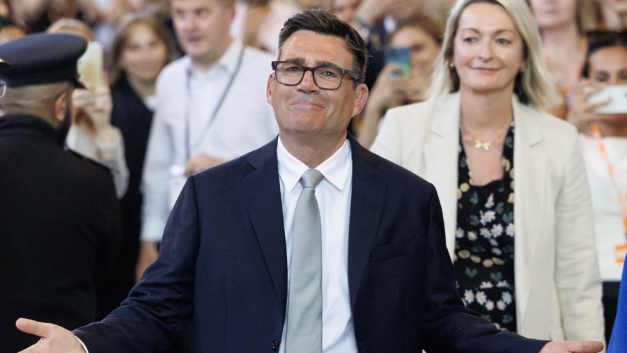 Andy Burnham merayakan pelantikannya di Gedung Parlemen di London. (Fotografer: Dan Kitwood/Getty Images via Bloomberg)