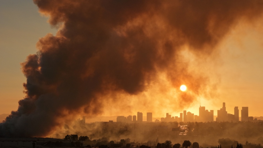 Asap dari kebakaran gudang pendingin di Los Angeles pada 20 Juni. (Fotografer: Mario Tama/Getty Images via Bloomberg)