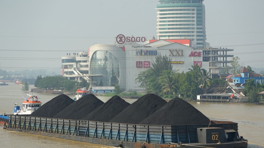 Sebuah tongkang yang mengangkut batu bara di Sungai Mahakam di Samarinda, Kalimantan Timur, Indonesia./Bloomberg-Dimas Ardian