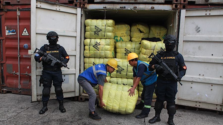 Petugas merapihkan balpres pakai di Pelabuhan Tanjung Priok, Jakarta, Selasa, (23/6/2026). (Bloomberg Technoz/Andrean Kristianto)
