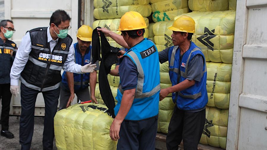 Menkeu Purbaya Yudhi Sadewa melihat pakaian bekas yang disita di Pelabuhan Tanjung Priok, Jakarta, Selasa, (23/6/2026). (Bloomberg Technoz/Andrean K)