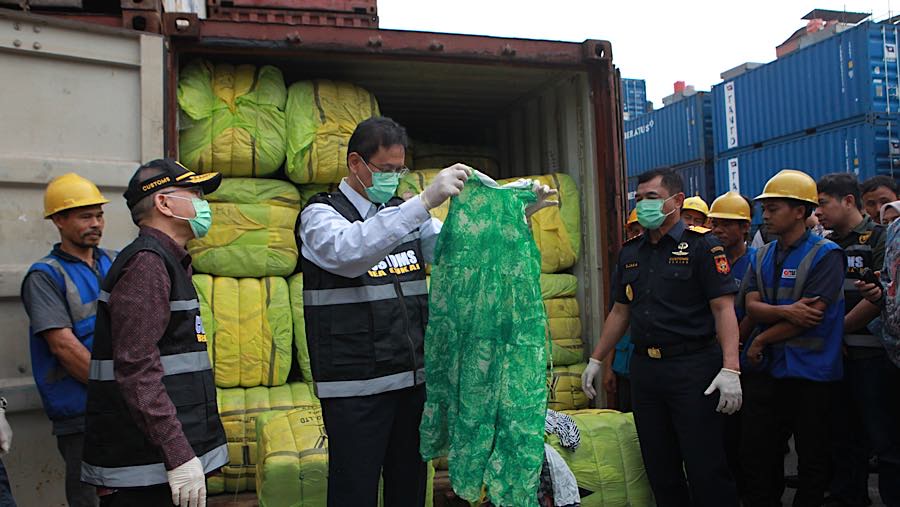 Menkeu Purbaya Yudhi Sadewa melihat pakaian bekas yang disita di Pelabuhan Tanjung Priok, Jakarta, Selasa, (23/6/2026). (Bloomberg Technoz/Andrean K)