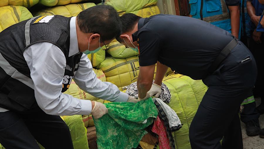 Menkeu Purbaya Yudhi Sadewa melihat pakaian bekas yang disita di Pelabuhan Tanjung Priok, Jakarta, Selasa, (23/6/2026). (Bloomberg Technoz/Andrean K)