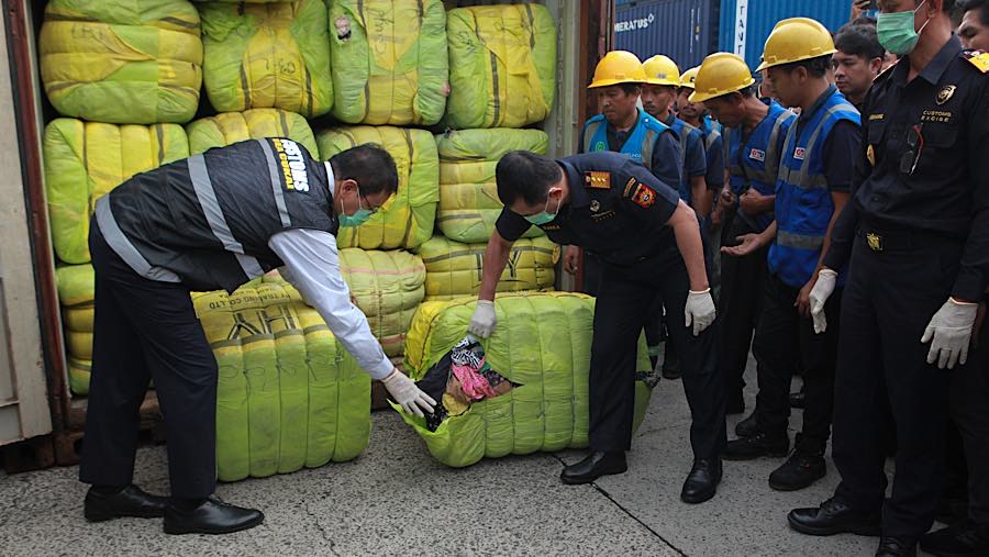 Menkeu Purbaya Yudhi Sadewa melihat pakaian bekas yang disita di Pelabuhan Tanjung Priok, Jakarta, Selasa, (23/6/2026). (Bloomberg Technoz/Andrean K)