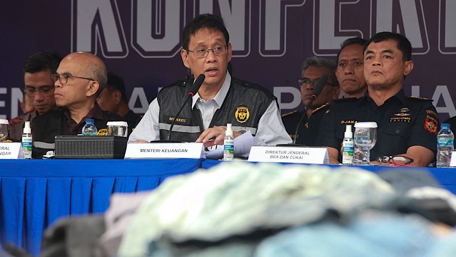 Menkeu Purbaya Yudhi Sadewa saat Penindakan Peti Kemas Pakaian Bekas Ilegal di Pelabuhan Tanjung Priok, Selasa, (23/6/2026). (Bloomberg Technoz/Andre)