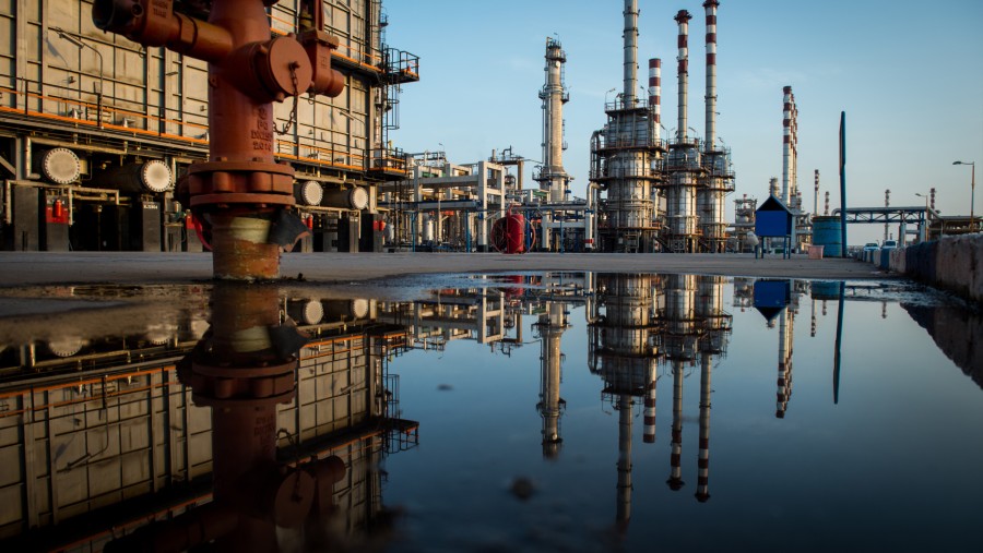 Menara pemecah dan cerobong asap tampak di pabrik pengolahan kilang kondensat gas Persian Gulf Star Co. (PGSPC) di Bandar Abbas, Iran./Bloomberg-Ali M