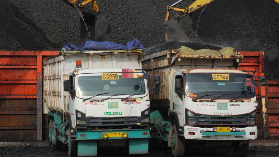 Ekskavator memuat batu bara ke truk pengangkut di Pelabuhan Cirebon, Jawa Barat, Indonesia./Bloomberg-Dimas Ardian