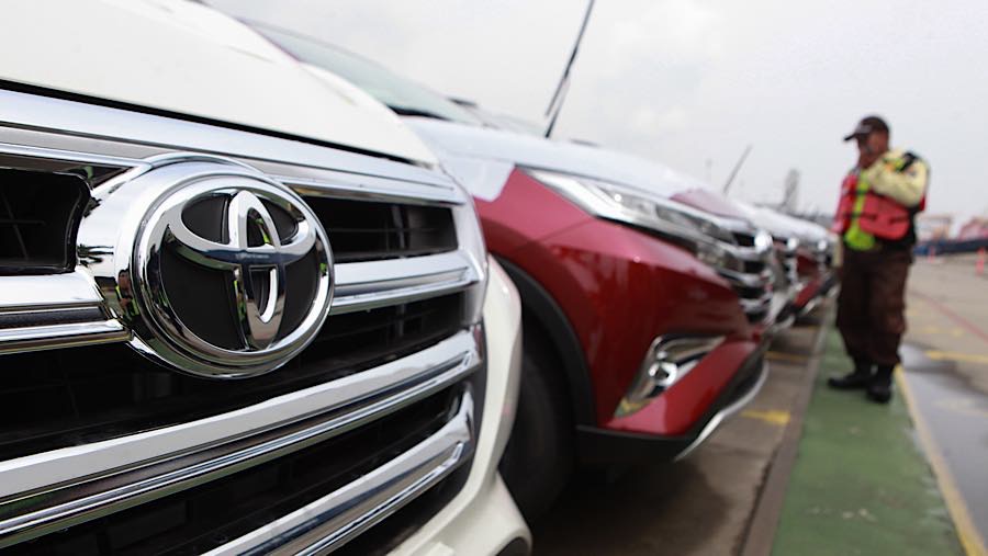 Sejumlah mobil toyota yang akan diekspor terparkir di IPCC Terminal Kendaraan, Pelabuhan Tanjung Priok, Selasa (23/6/2026). (Bloomberg Technoz/Andre)