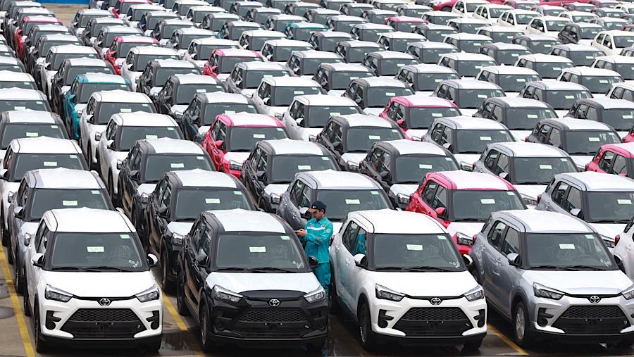 Petugas mengecek mobil Toyota yang akan diekspor di IPCC Terminal Kendaraan, Pelabuhan Tanjung Priok, Selasa (23/6/2026) (Bloomberg Technoz/Andrean K)