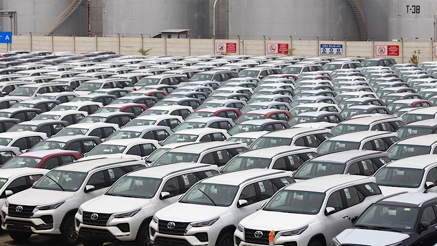 Sejumlah mobil Toyota yang akan diekspor terparkir di IPCC Terminal Kendaraan, Pelabuhan Tanjung Priok, Selasa (23/6/2026) (Bloomberg Technoz/Andrean)