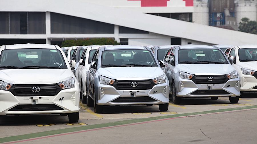 Sejumlah mobil Toyota Agya yang akan diekspor terparkir di IPCC Terminal Kendaraan, Tanjung Priok, Selasa (23/6/2026) (Bloomberg Technoz/Andre)