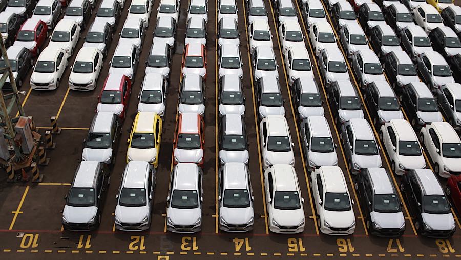 Sejumlah mobil Toyota yang akan diekspor terparkir di IPCC Terminal Kendaraan, Pelabuhan Tanjung Priok, Selasa (23/6/2026) (Bloomberg Technoz/Andrean)