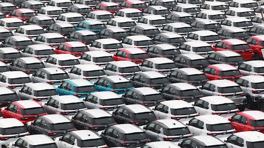 Sejumlah mobil Toyota yang akan diekspor terparkir di IPCC Terminal Kendaraan, Pelabuhan Tanjung Priok, Selasa (23/6/2026) (Bloomberg Technoz/Andrean)