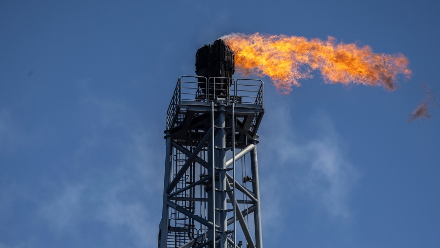 Suar gas menyala di kapal produksi dan penyimpanan terapung Almirante Tamandare./Bloomberg-Dado Galdieri