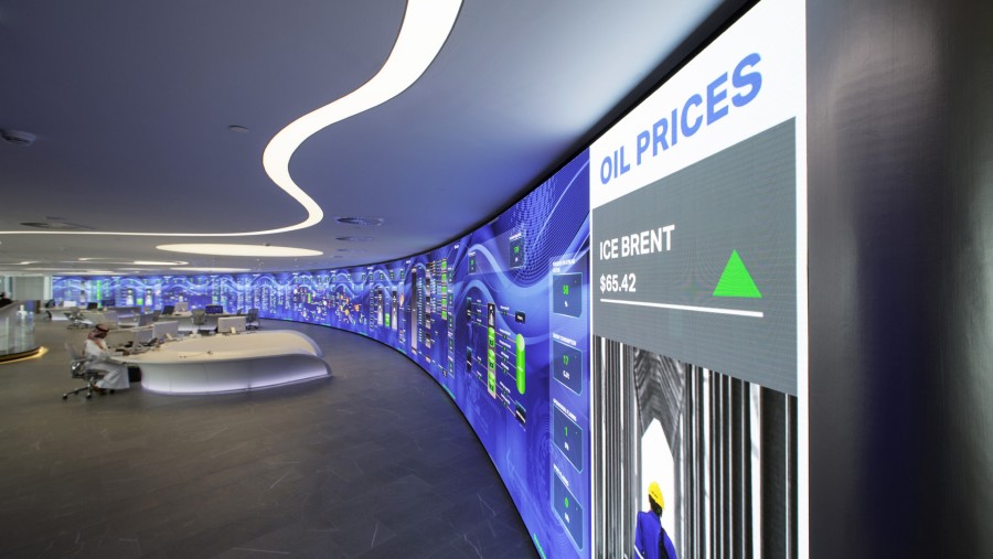 Layar digital panorama menampilkan harga minyak ICE Brent di Pusat Komando Panorama Perusahaan Minyak Nasional Abu Dhabi (Adnoc)./Bloomberg