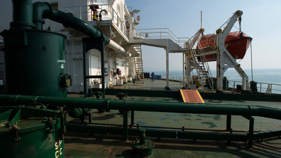 Dek kapal tanker minyak 'Devon' saat bersiap mengangkut minyak mentah dari Pulau Kharg ke India di Bandar Abbas, Iran./Bloomberg-Ali Mohammadi