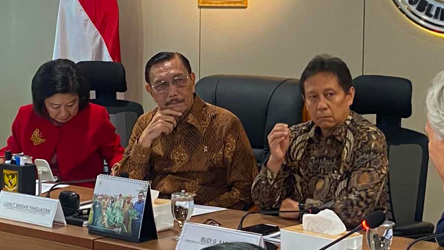 Menkes, Budi Gunadi Sadikin, Ketua DEN, Luhut Binsar, di Kantor DEN, Jakarta Pusat, Rabu (24/6). (Bloomberg Technoz/Dinda Decembria)