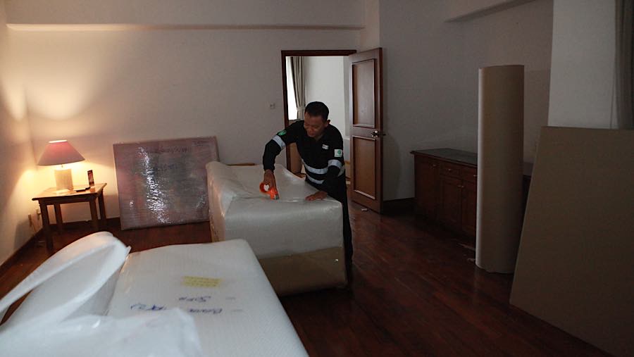 Pekerja mengemas barang saat Proses pengosongan Hotel Sultan pasca-eksekusi di Kawasan Blok 15 GBK, Rabu (24/6/2026). (Bloomberg Technoz/Andrean K)