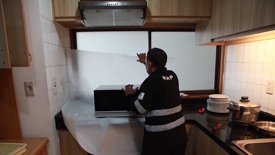 Pekerja mengemas barang saat Proses pengosongan Hotel Sultan pasca-eksekusi di Kawasan Blok 15 GBK, Rabu (24/6/2026). (Bloomberg Technoz/Andrean K)