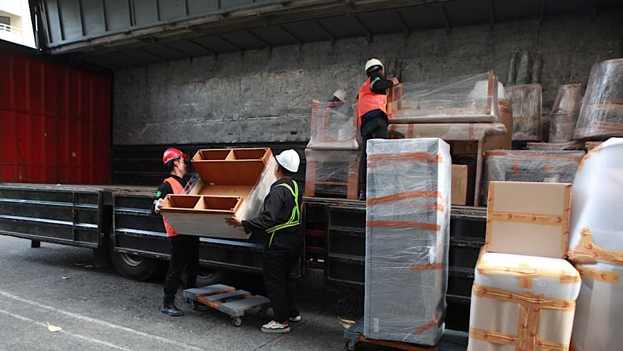 Gudang pertama untuk barang-barang hotel, ada 4 tower dan restoran. (Bloomberg Technoz/Andrean Kristianto)