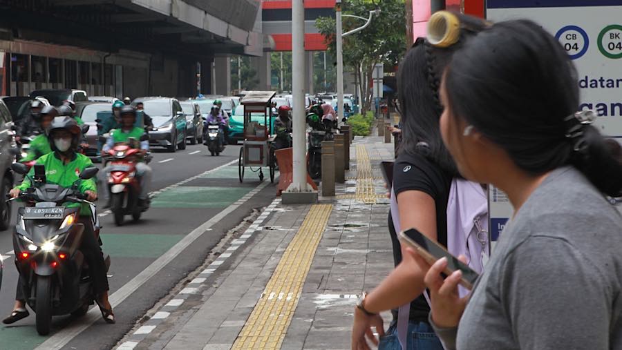 Penumpang menunggu ojek online (ojol) di kawasan H.R. Rasuna Said, Jakarta, Kamis (25/6/2026). (Bloomverg Technoz/Andrean Kristianto)