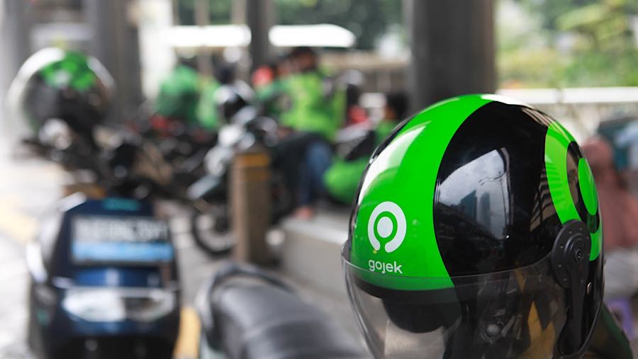 Pengemudi ojek online (ojol) menunggu penumpang di kawasan H.R. Rasuna Said, Jakarta, Kamis (25/6/2026). (Bloomverg Technoz/Andrean Kristianto)