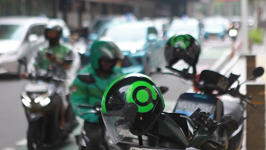 Pengemudi ojek online (ojol) menunggu penumpang di kawasan H.R. Rasuna Said, Jakarta, Kamis (25/6/2026). (Bloomverg Technoz/Andrean Kristianto)