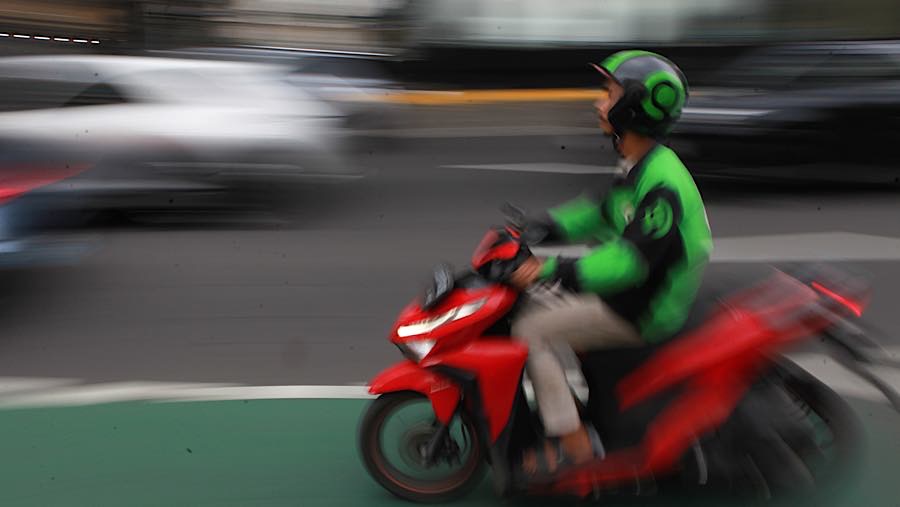 Gojek Indonesia akan mulai mengimplementasikan komisi 8% untuk layanan transportasi penumpang ojek online roda dua yaitu GoRide.
