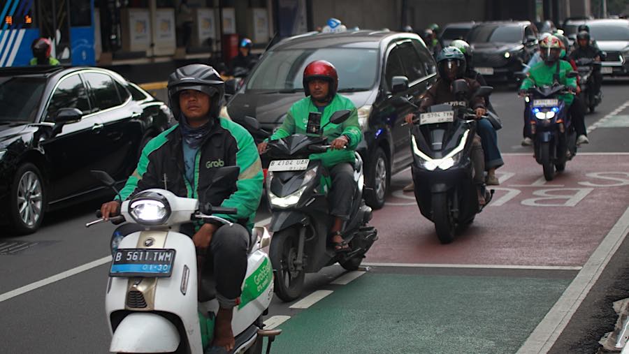 Dua perusahaan transportasi daring di Indonesia, GoTo dan Grab resmi mengumumkan penurunan komisi untuk layanan ojek online roda dua menjadi 8%.