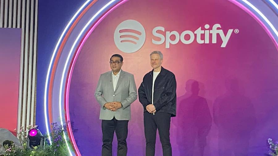 Menteri Ekonomi Kreatif, Teuku Rifky dan Gustav Back, Managing Director Spotify Southeast Asia, Jakarta (25/6/2025). (Bloomberg Technoz/Dinda)