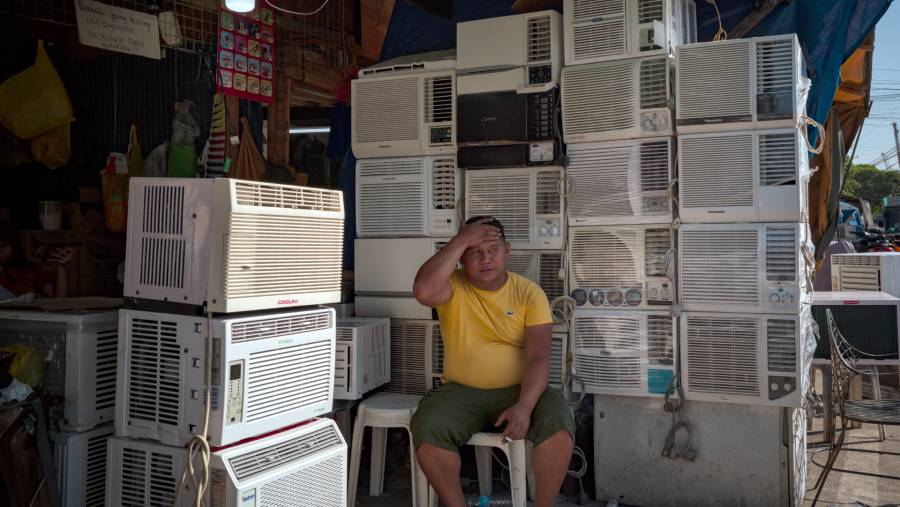AC di toko pinggir jalan di Manila, Filipina. (Bloomberg)