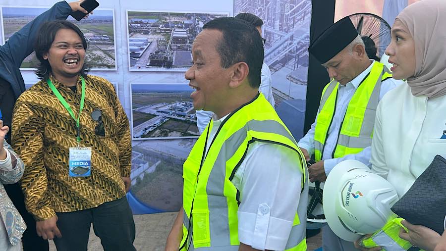 Menteri ESDM Bahlil Lahadalia saat peresmian kilang LNG mini di Tuban, Jawa Timur, Kamis (25/6/2026). (Bloomberg Technoz/Azura Yumna)