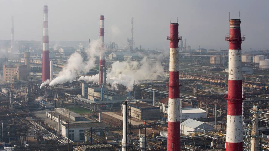 Kilang minyak di Ufa, Rusia. (Bloomberg)