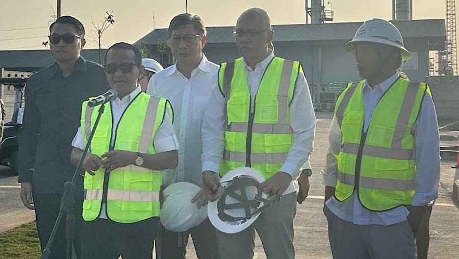 Menteri ESDM Bahlil Lahadalia saat peresmian kilang LNG mini di Tuban, Jawa Timur, Kamis (25/6/2026). (Bloomberg Technoz/Azura Yumna)