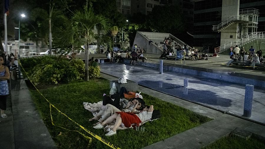Keluarga-keluarga yang ketakutan tetap berada di jalanan saat ibu kota dilanda gempa susulan. (Fotografer: Bloomberg)