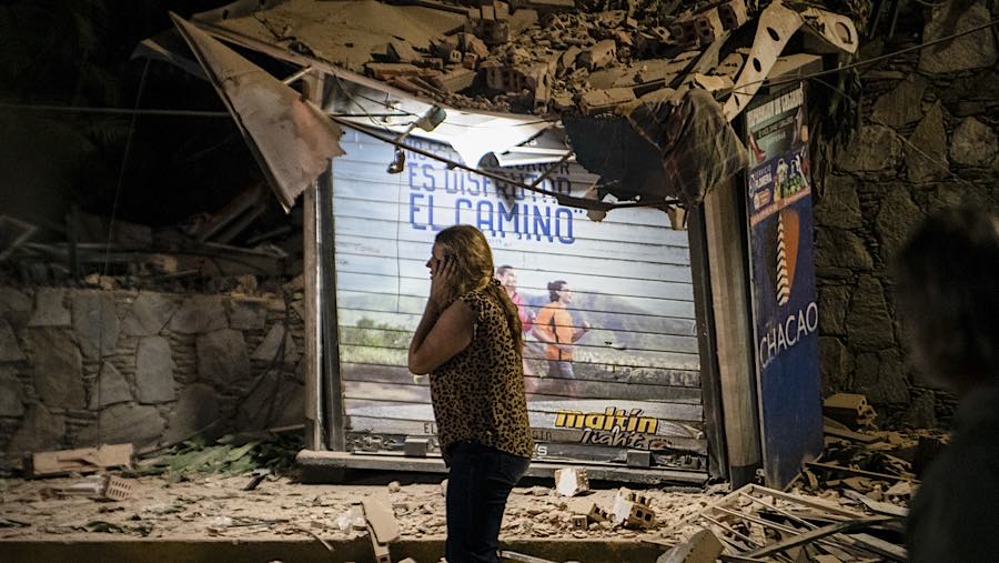 Warga menangis di jalan di lingkungan Los Palos Grandes setelah gempa bumi di Caracas, Venezuela, Rabu (24/6/2026). (Fotografer: Bloomberg)