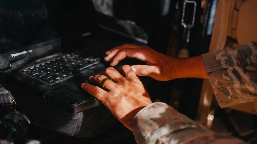 Seorang spesialis menggunakan komputer laptop saat mengoperasikan drone di Pusat Pelatihan Nasional di Fort Irwin, California. (Bloomberg)
