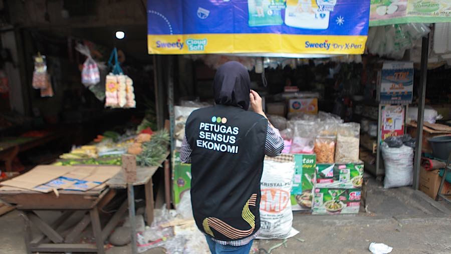Petugas sensus melakukan pendataan saat pelaksanaan Sensus Ekonomi 2026 di Pasar Ciputat, Tangsel, Jumat (26/6/2026). (Bloomberg Technoz/Andrean K)