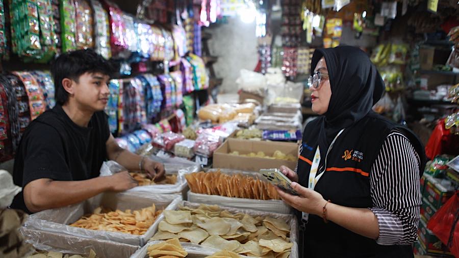 Petugas sensus melakukan pendataan saat pelaksanaan Sensus Ekonomi 2026 di Pasar Ciputat, Tangsel, Jumat (26/6/2026). (Bloomberg Technoz/Andrean K)