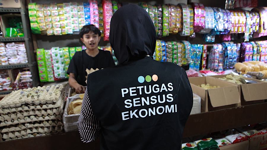 Petugas sensus melakukan pendataan saat pelaksanaan Sensus Ekonomi 2026 di Pasar Ciputat, Tangsel, Jumat (26/6/2026). (Bloomberg Technoz/Andrean K)