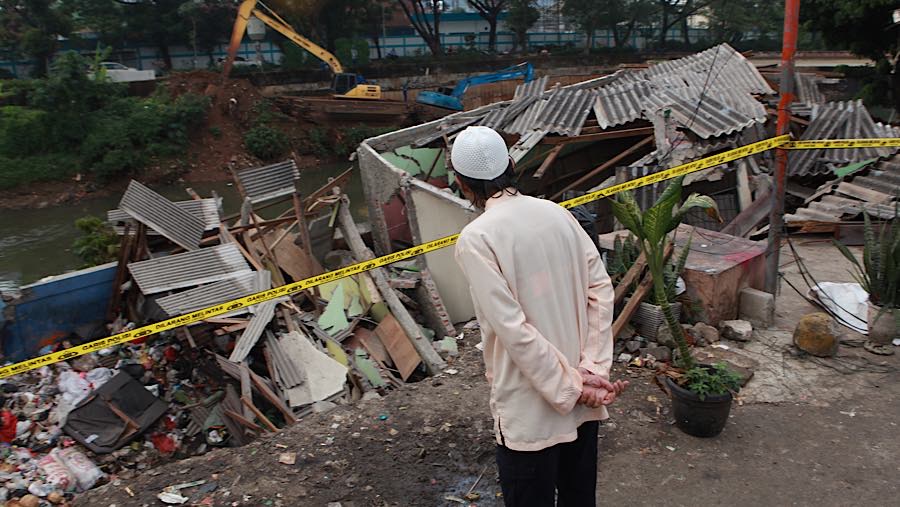 Warga melihat kondisi rumah yang ambruk di Bendungan Hilir (Benhil), Tanah Abang, Jakarta, Jumat (26/6/2026). (Bloomberg Technoz/Andrean Kristianto)