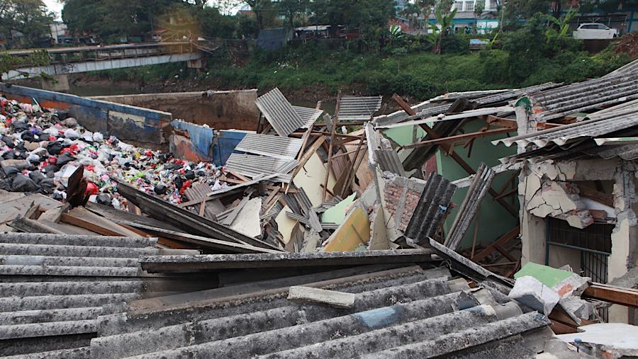 Kondisi rumah yang ambruk tampak hancur dan berada tepat di sebelah tempat pembuangan sampah. (Bloomberg Technoz/Andrean Kristianto)