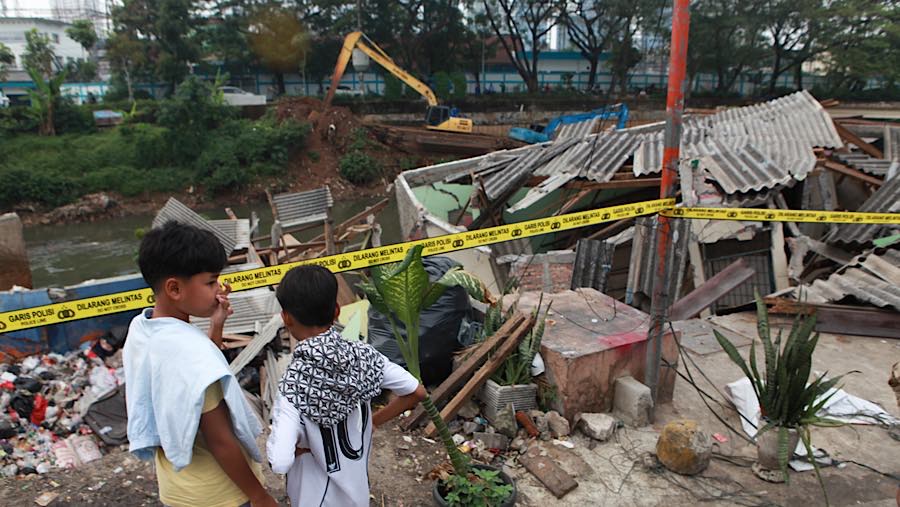 Salah seorang warga mengungkapkan bahwa tanda-tanda kerusakan telah terlihat sebelum rumah tersebut ambruk.  (Bloomberg Technoz/Andrean Kristianto)