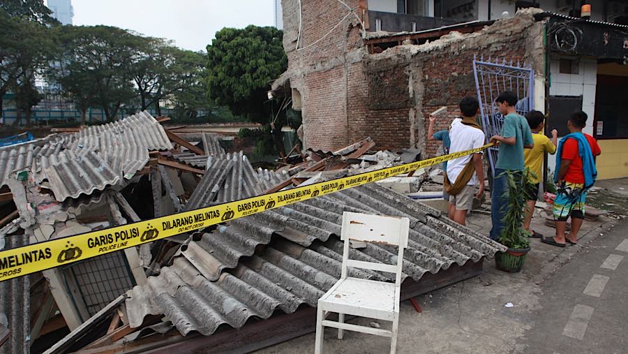 Warga melihat kondisi rumah yang ambruk di Bendungan Hilir (Benhil), Tanah Abang, Jakarta, Jumat (26/6/2026). (Bloomberg Technoz/Andrean Kristianto)
