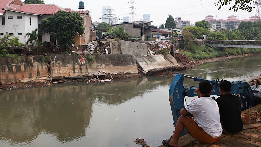 Retakan pada dinding dan lantai rumah disebut terus melebar dari hari ke hari sebelum kejadian abrasi. (Bloomberg Technoz/Andrean Kristianto)