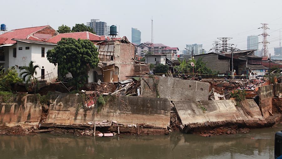 Peristiwa tersebut tidak menimbulkan korban jiwa, dan hingga saat ini penanganan masih terus dilakukan. (Bloomberg Technoz/Andrean Kristianto)